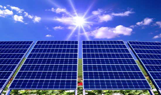 太陽電池(ソーラーパネル）とは？　私たちは毎日の生活でいろいろなエネルギーを利用します。そのエネルギー源の大部分を化石燃料に依存しています。しかし今資源の枯渇や地球環境の危機が大きな問題となっております。この問題に対する回答が太陽電池なのです。